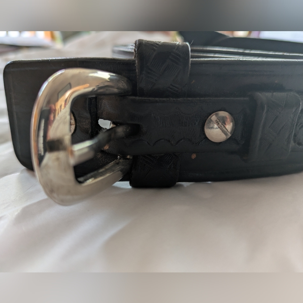 Cabela's Men's Black Leather Belt - Design and Details
